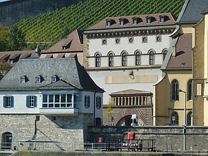Das ehemalige Frauengefängnis eingerahmt von der Burkader Kirche und der Schleuse