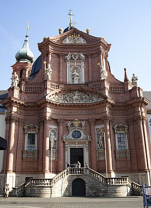 Neumünster: Barocke Schmuckfassade