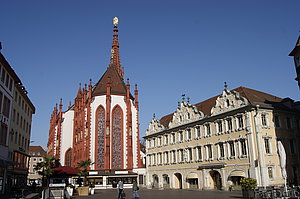Das Falkenhaus mit seiner Schmuckfassade und die gotische Marienkapelle