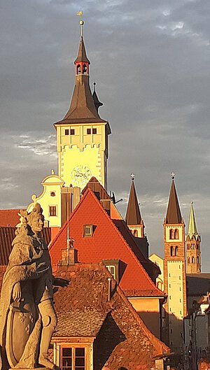 Blick von der Alten Mainbrücke auf Grafeneckart und Dom